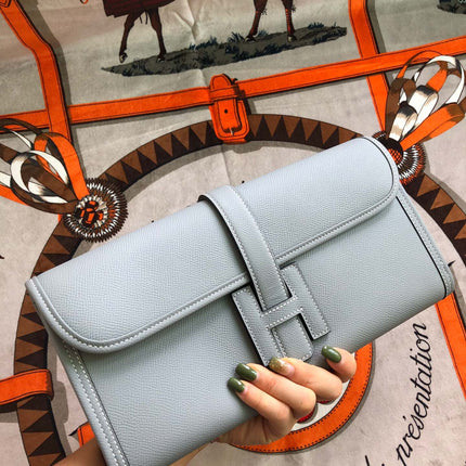 JIGE ELAN 29 CLUTCH IN PALE GRAY CALFSKIN