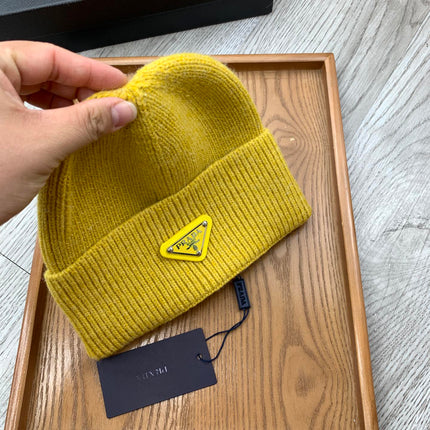 BEANIIE HAT IN CLASSIC YELLOW WOOL 335035