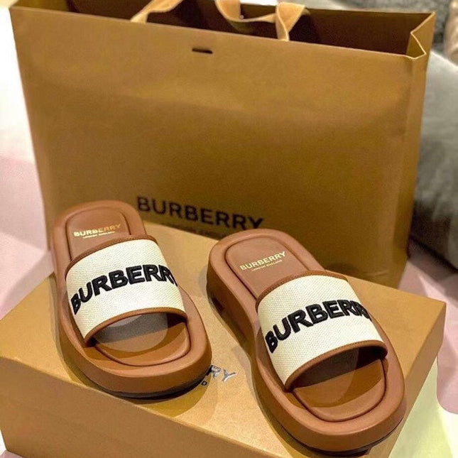 BURBERRY 26S SLIDE SANDALS IN CARAMEL BROWN CALFSKIN AND WHITE FABRIC