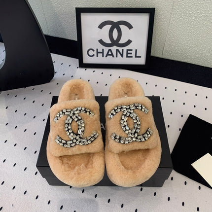THICK-SOLED SLIPPERS IN BRIGHT CREAM SHEEP WOOL