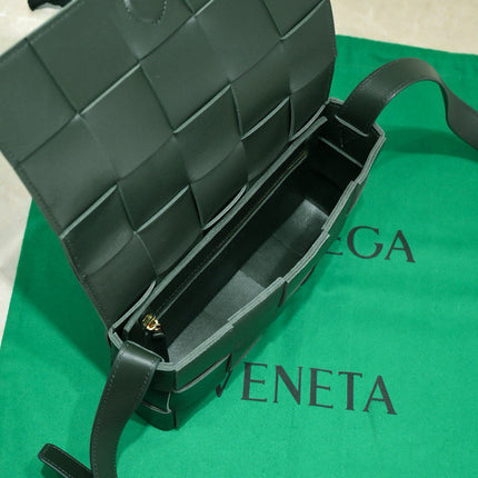 CASSETTE 23 IN DARK GREEN CALFSKIN