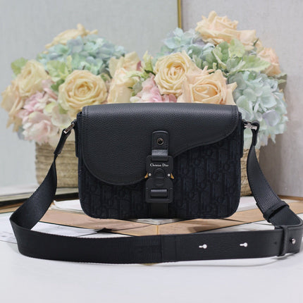 MEDIUM SADDLE MESSENGER BAG IN BLACK OBLIQUE JACQUARD AND BLACK GRAINED CALFSKIN