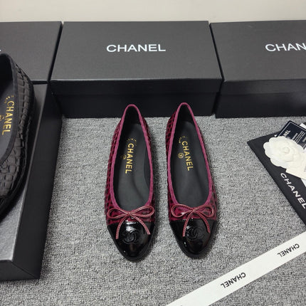 CHANEL 26S BALLET FLATS IN BLACK & BURGUNDY PATENT LEATHER