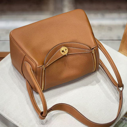 HERMES 26S LINDY BAG 26 IN BROWN CALFSKIN WITH GOLD HARDWARE