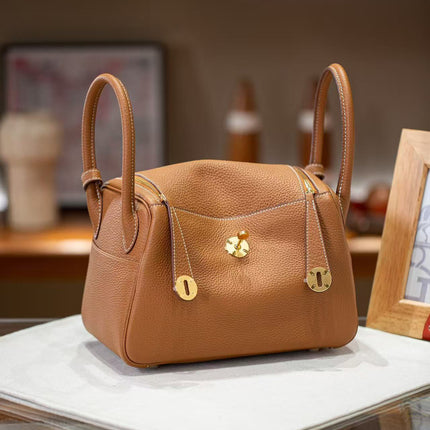 HERMES 26S LINDY BAG 26 IN BROWN CALFSKIN WITH GOLD HARDWARE