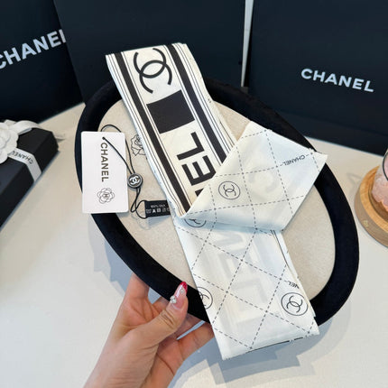 CHANEL 26S TWILLY SCARF 120 IN SILK 395863