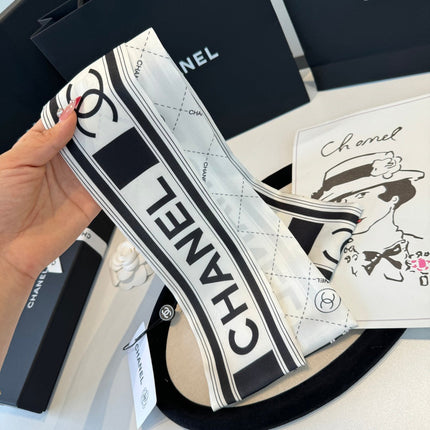 CHANEL 26S TWILLY SCARF 120 IN SILK 395863