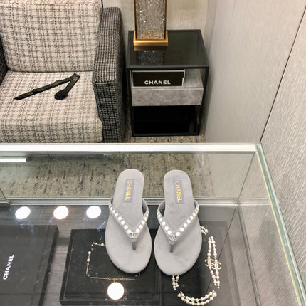 THONG SLIDE IN PALE GRAY SUEDE WITH WHITE DOT