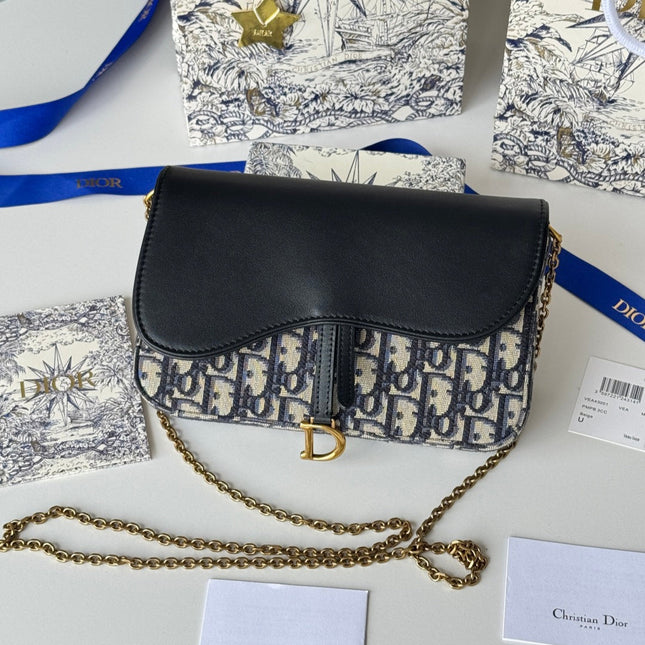 DIOR 25S MEDIUM SADDLE POUCH WITH CHAIN 21 IN BLUE BLACK DIOR OBLIQUE JACQUARD CANVAS AND CALFSKIN
