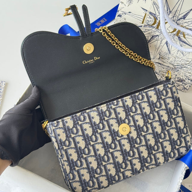 DIOR 25S MEDIUM SADDLE POUCH WITH CHAIN 21 IN BLUE BLACK DIOR OBLIQUE JACQUARD CANVAS AND CALFSKIN
