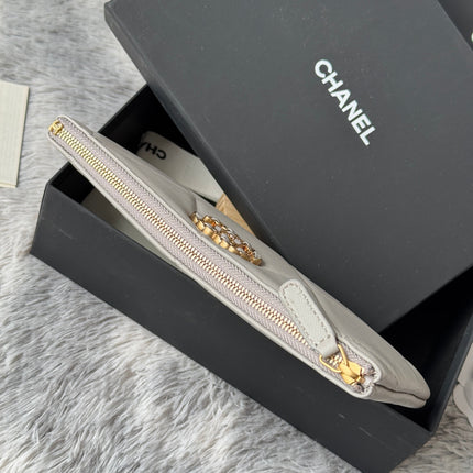 CLASSIC ZIPPER POUCH 20 IN GREY SMOOTH LAMBSKIN GOLD-TONE HARDWARE