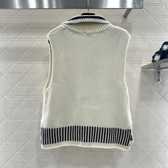 CHANEL 26S SLEEVELESS COLLARED KNITTED BLAZER 696