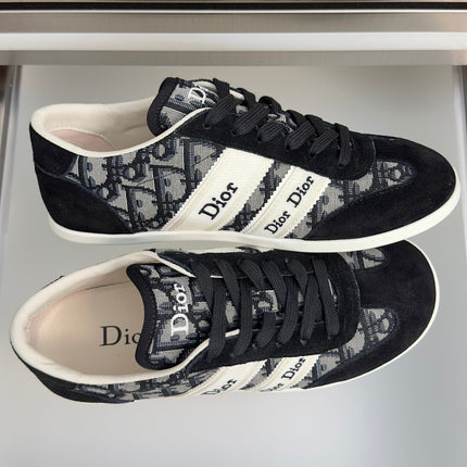 DIOR 26S LOW TOP LACE UP SNEAKERS IN BLACK SUEDE AND BLUE OBLIQUE JACQUARD