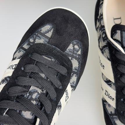 DIOR 26S LOW TOP LACE UP SNEAKERS IN BLACK SUEDE AND BLUE OBLIQUE JACQUARD