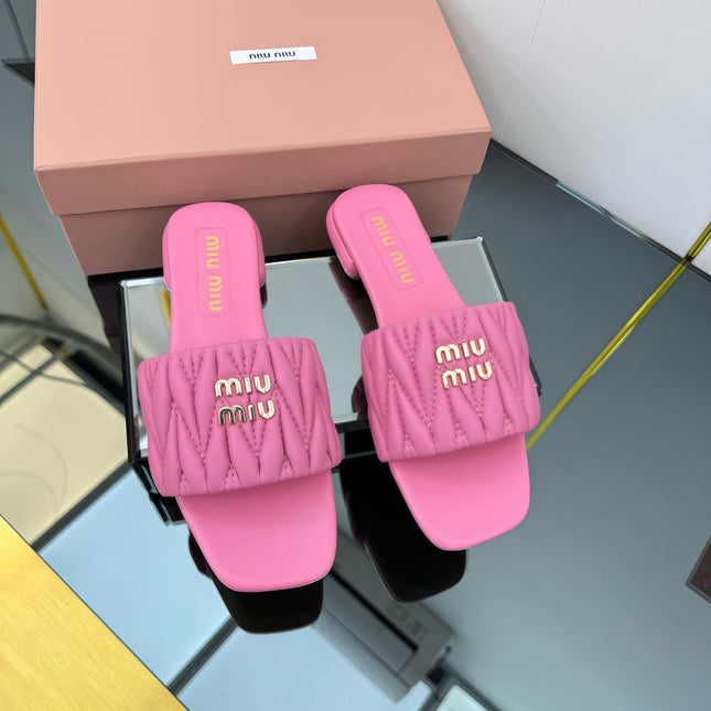 MATELASSÉ SLIDES IN PINK CALFSKIN