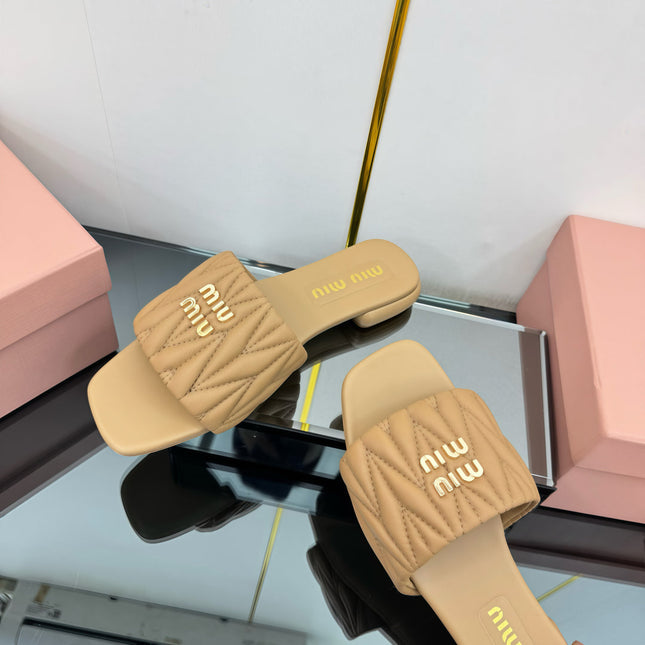 MATELASSÉ SLIDES IN DARK BEIGE CALFSKIN