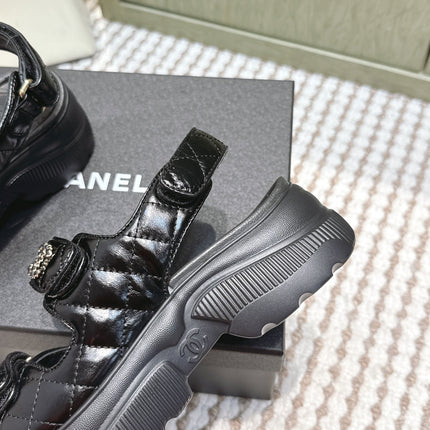 CHANEL 25S SANDALS IN BLACK PATENT CALFSKIN GOLD HARDWARE