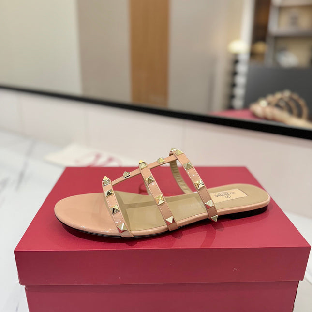 VALENTINO 26S SANDALS IN BEIGE PINK PATENT CALFSKIN WITH GOLD STUDS