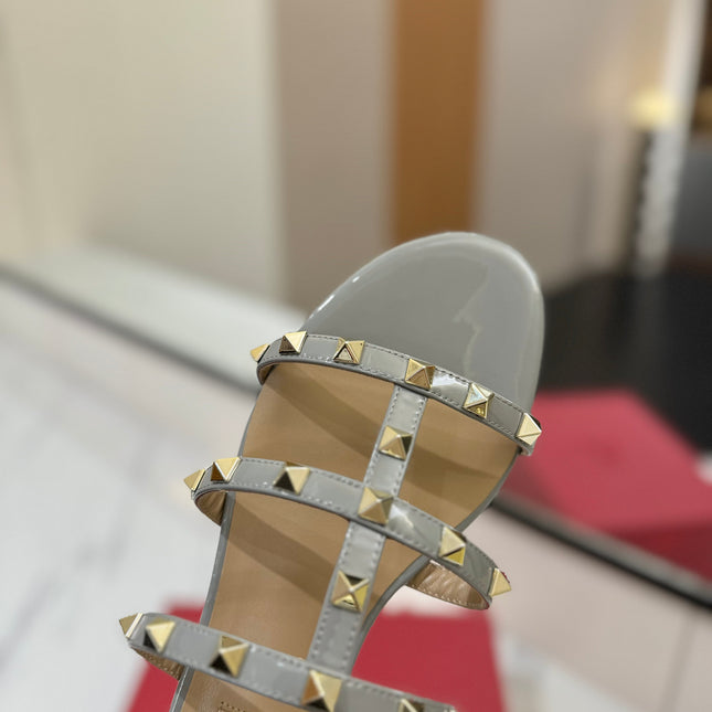 VALENTINO 26S SANDALS IN LIGHT GREY PATENT CALFSKIN WITH GOLD STUDS