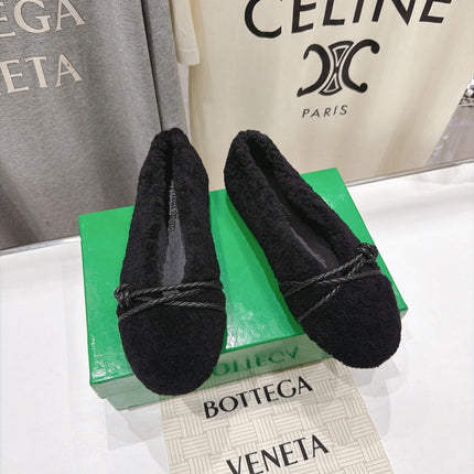 BOTTEGA VENETA 26S BALLET FLATS IN BLACK SHEARLING BRAIDED STRAP