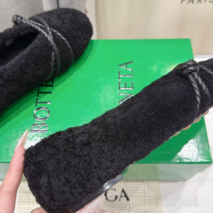 BOTTEGA VENETA 26S BALLET FLATS IN BLACK SHEARLING BRAIDED STRAP