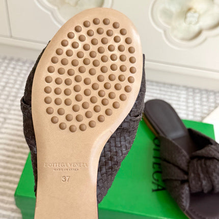 BOTTEGA VENETA 26S BOW KNOT SANDALS IN DARK BROWN LAMBSKIN