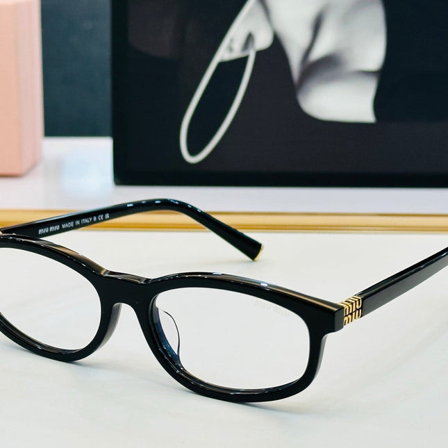 MIU SUNGLASSES IN RECTANGULAR ACETATE 646116