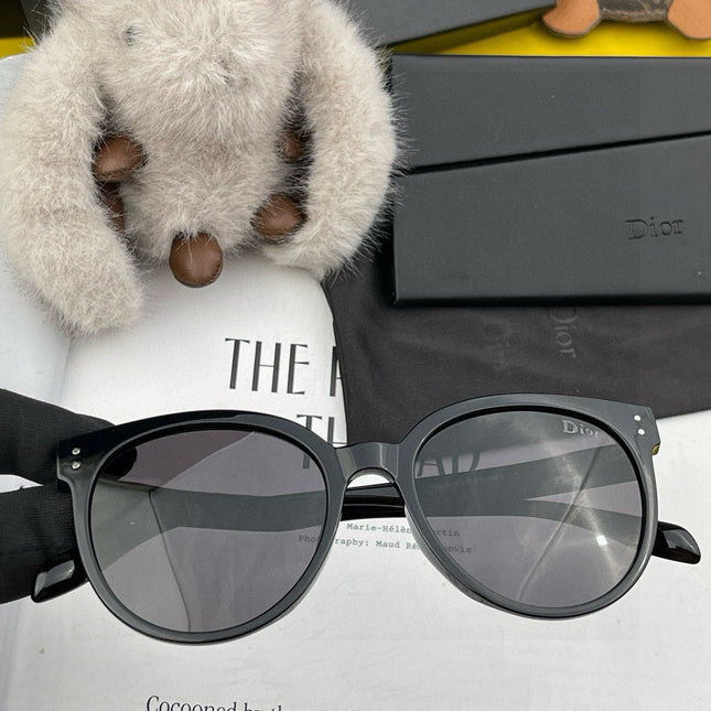 MONTAIGNE SUNGLASS CD5106 IN BLACK ACETATE