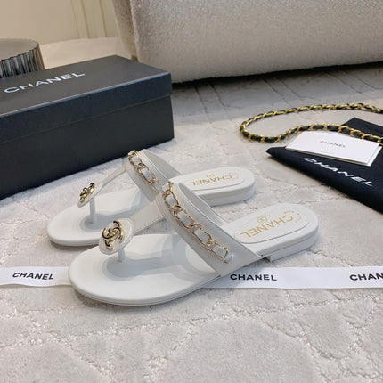 CC THONG SLIPPERS IN WHITE LAMBSKIN MIX CHAIN