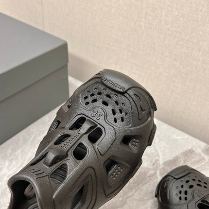 CUT-OUT MULES IN BLACK RUBBER