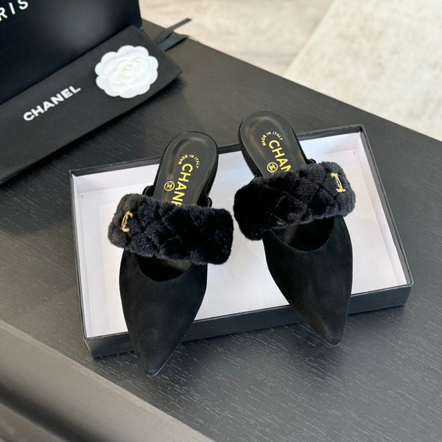 CC MULE IN BLACK SMOOTH FLEECE WITH GOLD HARDWARE