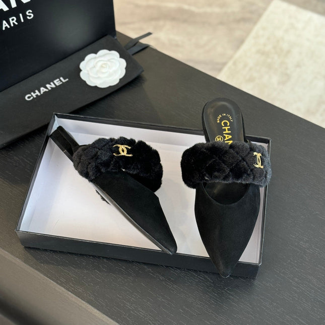 CC MULE IN BLACK SMOOTH FLEECE WITH GOLD HARDWARE