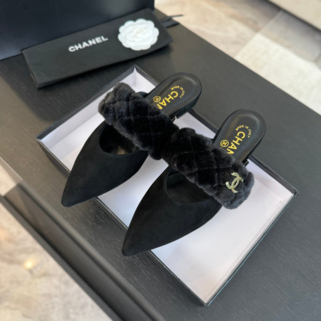 CC MULE IN BLACK SMOOTH FLEECE WITH GOLD HARDWARE