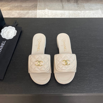 FLAT MULE IN WHITE LAMBSKIN