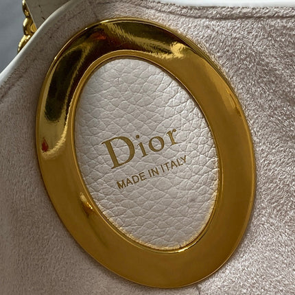 DIOR 26S MEDAILLON BUCKET BAG 26 IN IVORY WHITE GRAINED CALFSKIN GOLD HARDWARE