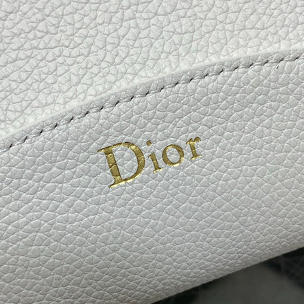 DIOR 26S MEDAILLON BUCKET BAG 26 IN IVORY WHITE GRAINED CALFSKIN GOLD HARDWARE