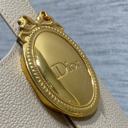 DIOR 26S MEDAILLON BUCKET BAG 26 IN LIGHT BROWN GRAINED CALFSKIN GOLD HARDWARE