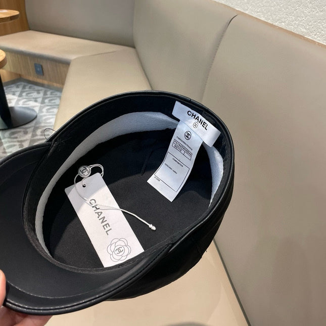 NEWSBOY CAP IN BLACK CALFSKIN 421107