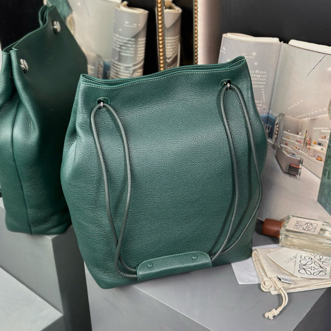 PEBBLE HOBO 40 IN GREEN FOREST SUPPLE GRAINED CALFSKIN