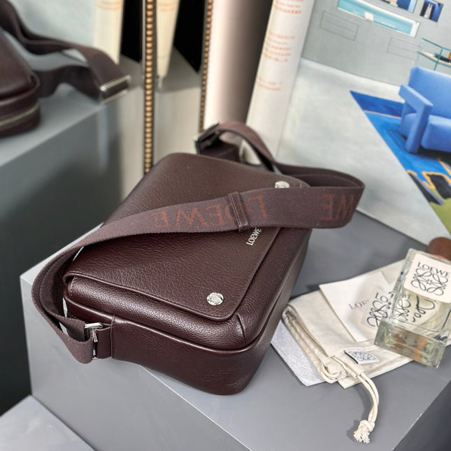 MEDIUM 23 PEBBLE MESSENGER BAG IN HICKORY BROWN SUPPLE GRAINED CALFSKIN