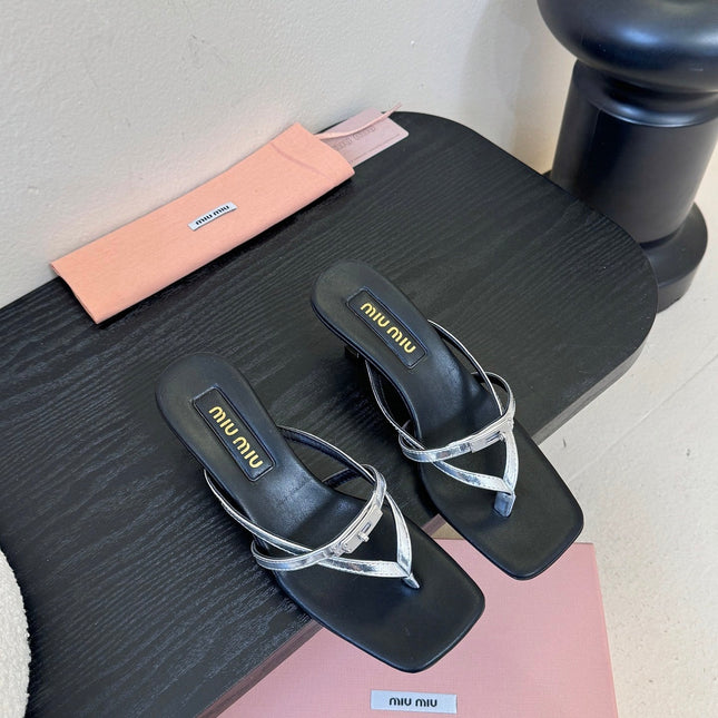 MIUMIU 26S LOW-HEEL THONG SANDALS IN BLACK AND SILVER CALFSKIN