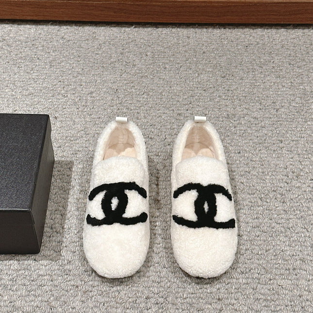 CC LOAFERS IN WHITE FLEECE WITH BLACK LOGO