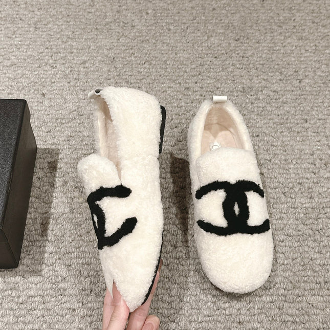 CC LOAFERS IN WHITE FLEECE WITH BLACK LOGO