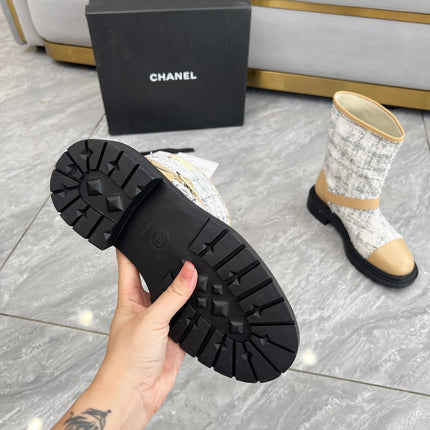 CHANEL 25S MID-CALF BOOTS 45MM IN LIGHT BROWN CALFSKIN AND WHITE TWEED GOLD HARDWARE