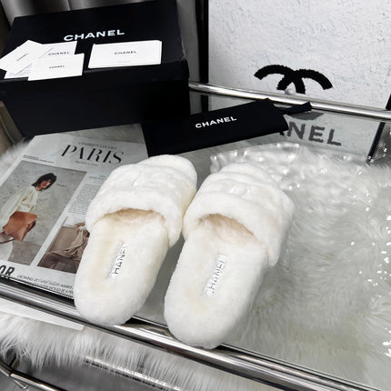 CHANEL 25S FUR SLIPPERS IN WHITE