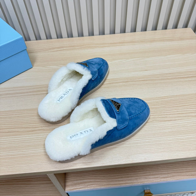 TRIANGLE LOGO FLATS IN AZURE BLUE SUEDE AND FUR LINING
