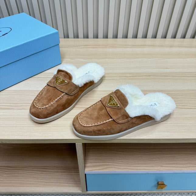 TRIANGLE LOGO FLATS IN CAMEL SUEDE AND FUR LINING