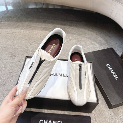 CHANEL 26S LOW TOP SNEAKERS IN WHITE CALFSKIN AND SUEDE WITH FRONT ZIP