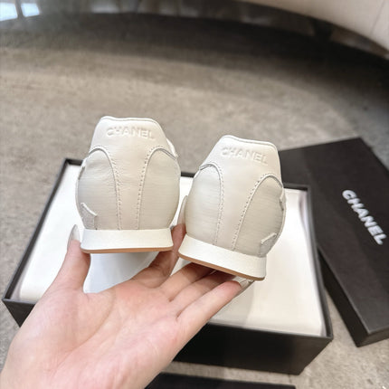 CHANEL 26S LOW TOP SNEAKERS IN WHITE CALFSKIN AND SUEDE WITH FRONT ZIP