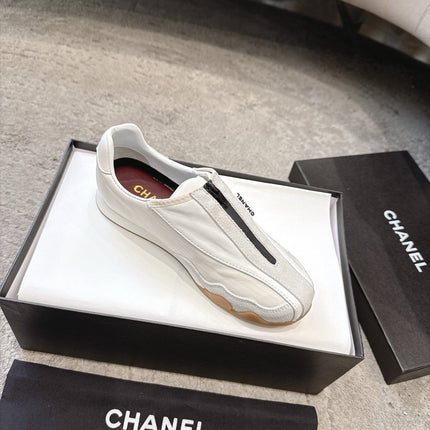 CHANEL 26S LOW TOP SNEAKERS IN WHITE CALFSKIN AND SUEDE WITH FRONT ZIP